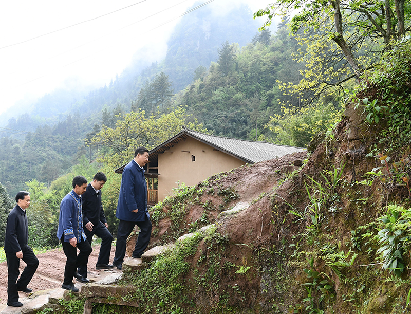 2019年4月15日，在石柱土家族自治縣中益鄉華溪村，習近平總書(shū)記踏著(zhù)濕滑的石階登上陡坡，前往貧困戶(hù)譚登周家看望。