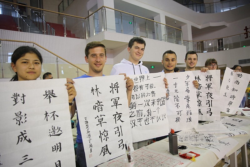 2017年6月5日，來(lái)自青島大學(xué)和中國石油大學(xué)（華東）的外國留學(xué)生在展示剛剛現場(chǎng)完成的書(shū)法作品。